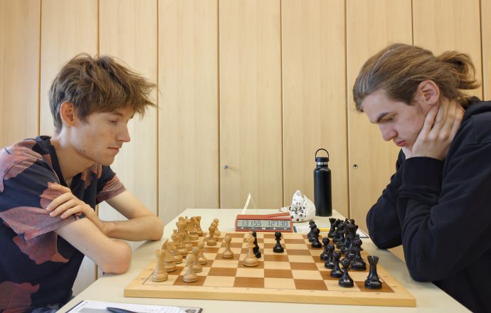 Florian Simon (Weiß) spielte eine wilde Partie und machte letztendlich einen Fehler weniger als sein Gegner.
